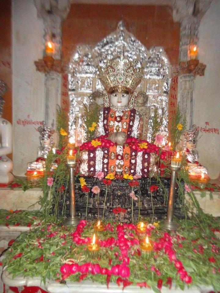 Devotional sculpture of Shreyansanath Bhagwan